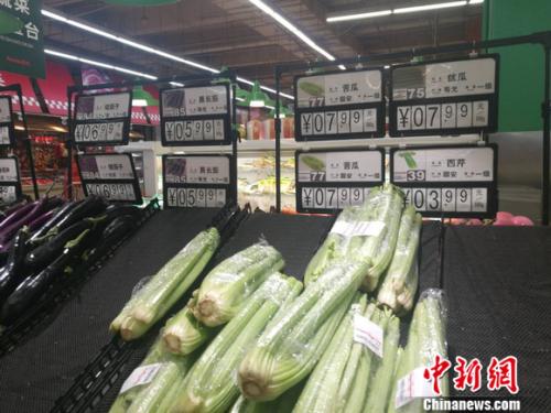 圖為超市里的蔬菜攤。正值晚間，一些菜已被人們買空。 謝藝觀 攝