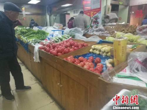 圖為北京一家社區(qū)超市里的菜攤。謝藝觀 攝