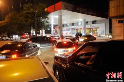資料圖：山西太原一加油站內(nèi)，私家車主排隊(duì)加油。<a target='_blank' ><p  align=