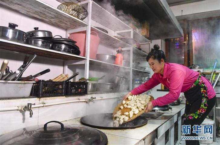 （在習(xí)近平新時(shí)代中國特色社會(huì)主義思想指引下——新時(shí)代新作為新篇章·圖文互動(dòng)）（6）三年，從無名小屯到聲名遠(yuǎn)播——這個(gè)“雪鄉(xiāng)”是如何做到的？
