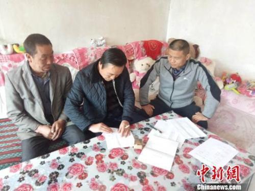 資料圖：圖為扶貧隊(duì)伍進(jìn)貧困戶里，給貧困戶宣講政策?！＄娦?攝