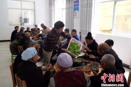 資料圖：社會(huì)福利中心吃飯的老人們。徐學(xué)練 攝。