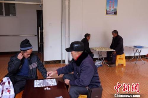 資料圖：老人們?cè)谙缕?。徐學(xué)練 攝。