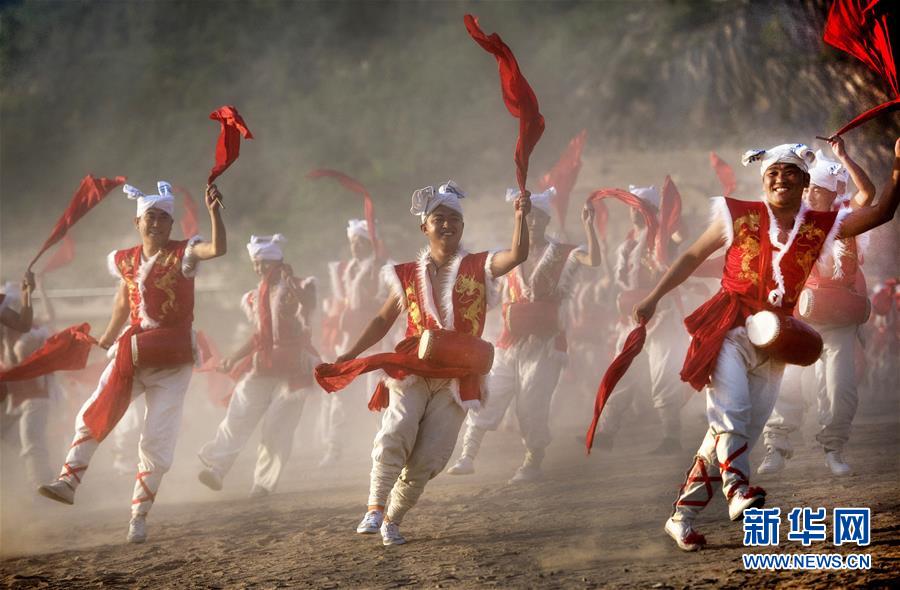 （新華全媒頭條·迎接兩會(huì)特別報(bào)道·圖文互動(dòng)）（7）奮進(jìn)，向著第一個(gè)百年奮斗目標(biāo)——寫在2019年全國兩會(huì)召開之際