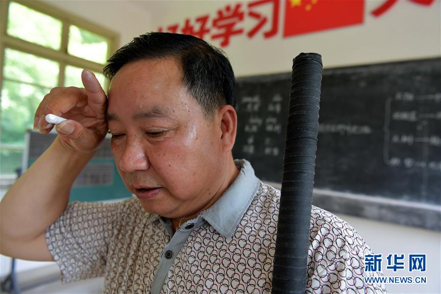 （中國(guó)網(wǎng)事·感動(dòng)2019·圖文互動(dòng)）（2）鄉(xiāng)村教師高自仁：60多根拐杖，撐起42年教學(xué)路
