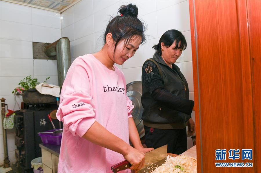 （壯麗70年&middot;奮斗新時(shí)代&middot;圖文互動(dòng)）（2）情同一家，守望相助，共奔小康&mdash;&mdash;內(nèi)蒙古興安盟巴彥敖包嘎查民族團(tuán)結(jié)見聞