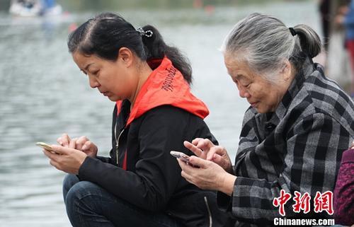 圖為中國(guó)中老年女性使用智能手機(jī)上網(wǎng)。(資料圖) 劉占昆 攝