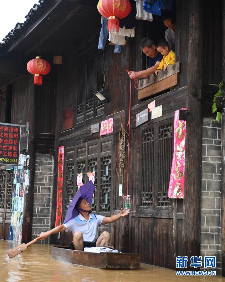 （抗洪搶險(xiǎn)·圖文互動）（5）洪水來時(shí)，那暖心的民間救援