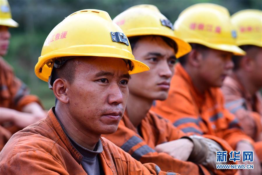 （新華全媒頭條·圖文互動）（8）有一絲希望，就盡百倍努力——貴州水城“7·23”特大山體滑坡72小時救援紀實