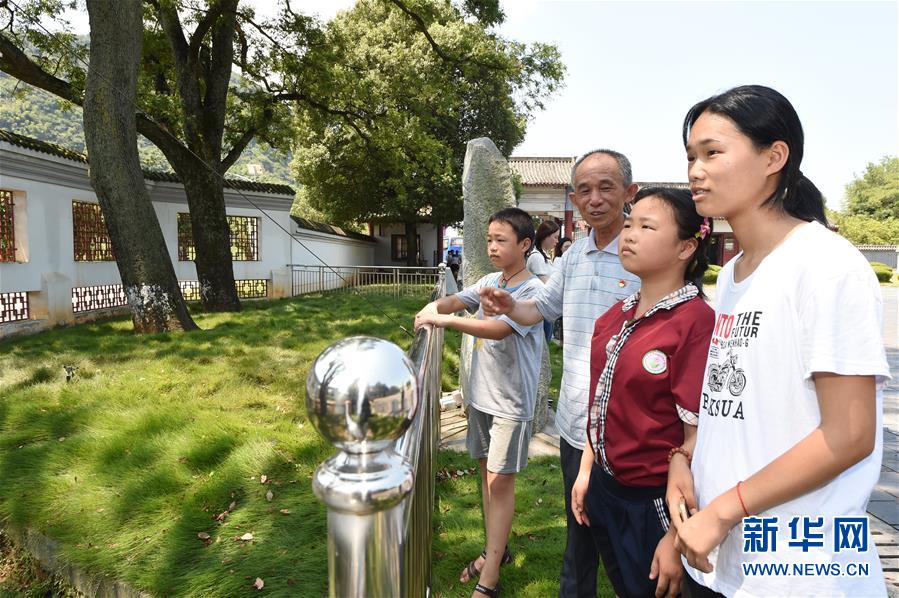 （壯麗70年·奮斗新時代——記者再走長征路·圖文互動）（3）“紅軍樹”下憶初心、守初心