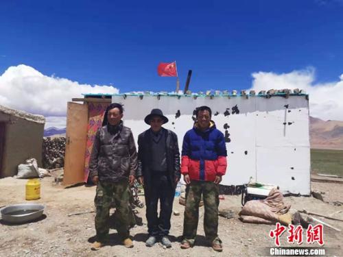 圖為黨確桑布和兩個(gè)兒子。 謝藝觀 攝