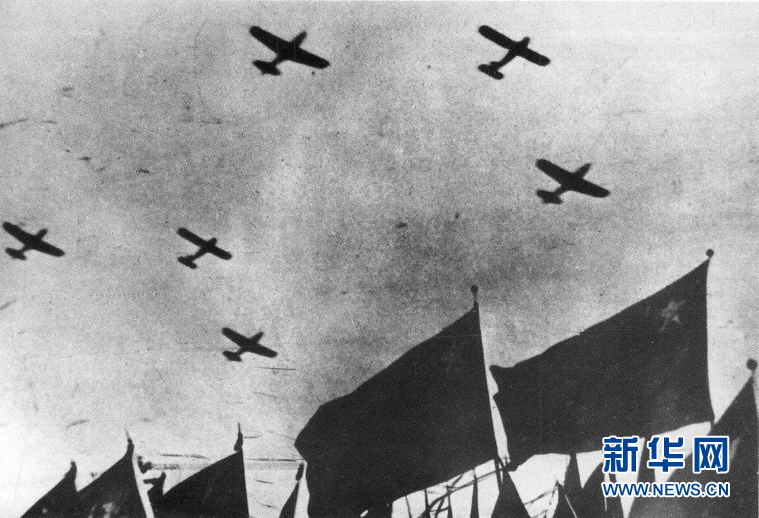 （新華全媒頭條·人民空軍70年·圖文互動(dòng)）（1）陽(yáng)光照耀奮飛的航程——黨中央、中央軍委和習(xí)主席關(guān)心人民空軍建設(shè)發(fā)展紀(jì)實(shí)