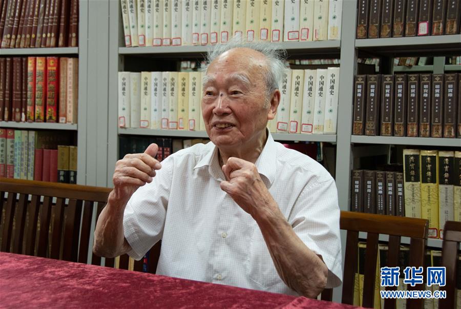 （新華全媒頭條·圖文互動(dòng)）（5）滄海橫流 信仰彌堅(jiān)——記共產(chǎn)黨員、湘潭大學(xué)九旬教授滄南