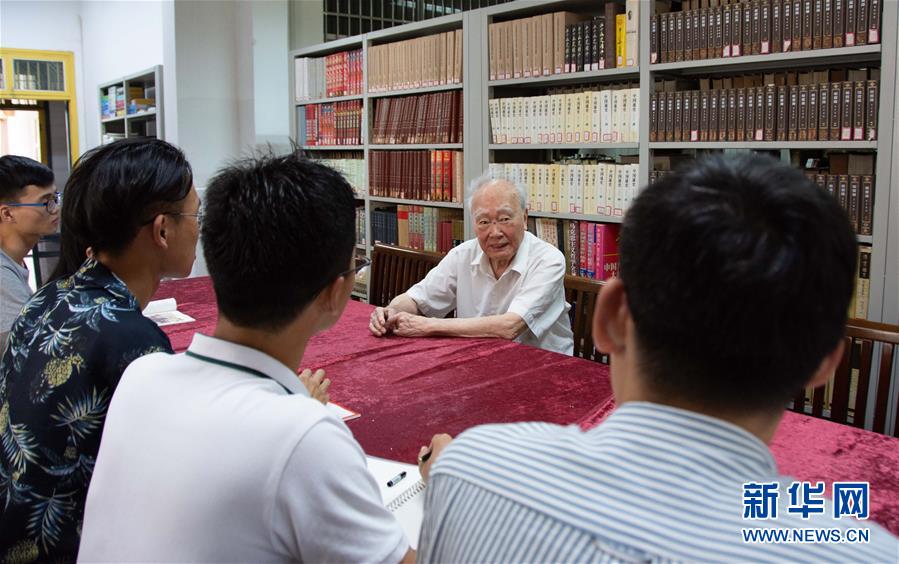 （新華全媒頭條·圖文互動(dòng)）（4）滄海橫流 信仰彌堅(jiān)——記共產(chǎn)黨員、湘潭大學(xué)九旬教授滄南