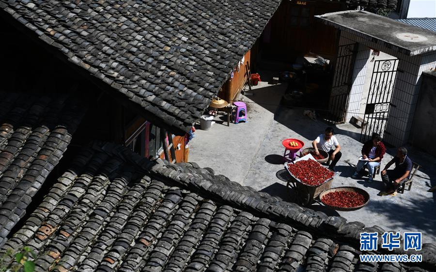 （新華全媒頭條·圖文互動）（3）干部去哪兒了？——貴州干部大規(guī)模下沉脫貧攻堅一線紀(jì)實(shí)