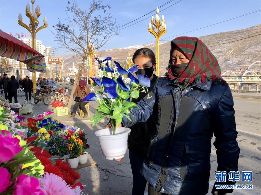 （新春走基層·圖文互動(dòng)）（2）“只要備好年貨，新的一年就可以風(fēng)調(diào)雨順”——臘月藏區(qū)年貨市場(chǎng)見(jiàn)聞