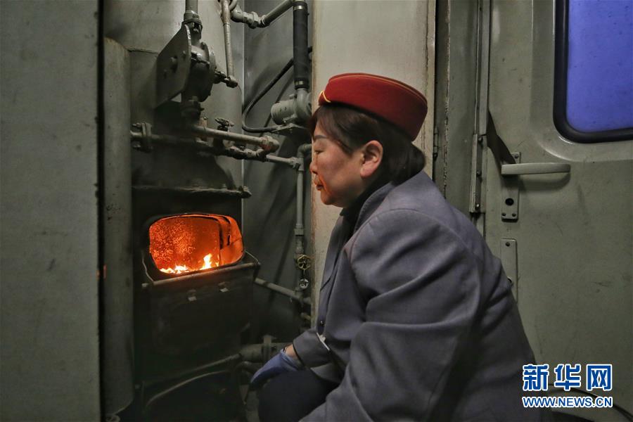 （新春走基層·圖文互動(dòng)）（2）小康路上，與“小慢車”同行——長(zhǎng)白山區(qū)綠皮火車二三事