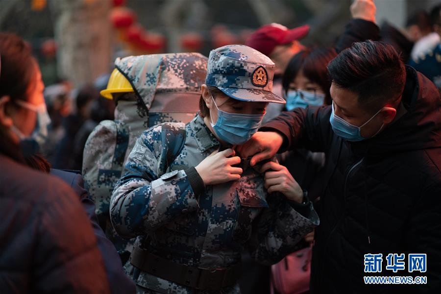 （新型肺炎疫情防控·圖文互動）（1）除夕夜，他們這樣出征——空軍軍醫(yī)大學(xué)醫(yī)療隊(duì)出征武漢疫區(qū)見聞