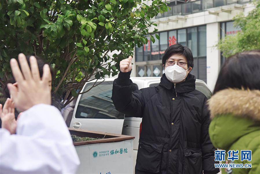 （新華全媒頭條·圖文互動）（2）戰(zhàn)紅區(qū)！——發(fā)生在武漢抗疫隔離病房內(nèi)的故事