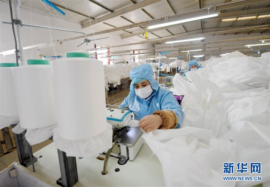 （聚焦疫情防控·圖文互動）（6）我們能多產一件，前方就少一份風險——醫(yī)用防護服“河北制造”緊急“起飛”記