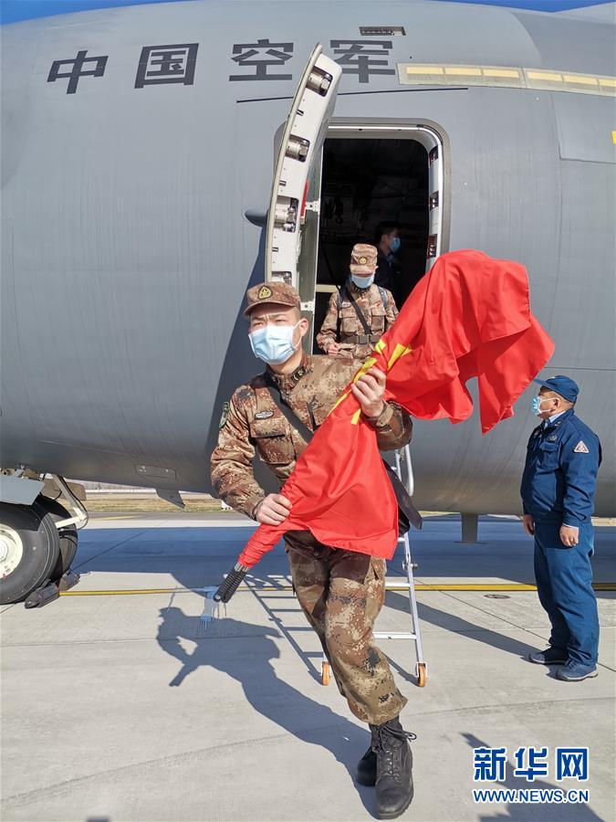 （聚焦疫情防控·圖文互動(dòng)）（5）空軍第四次向武漢大規(guī)?？者\(yùn)醫(yī)療隊(duì)員和物資