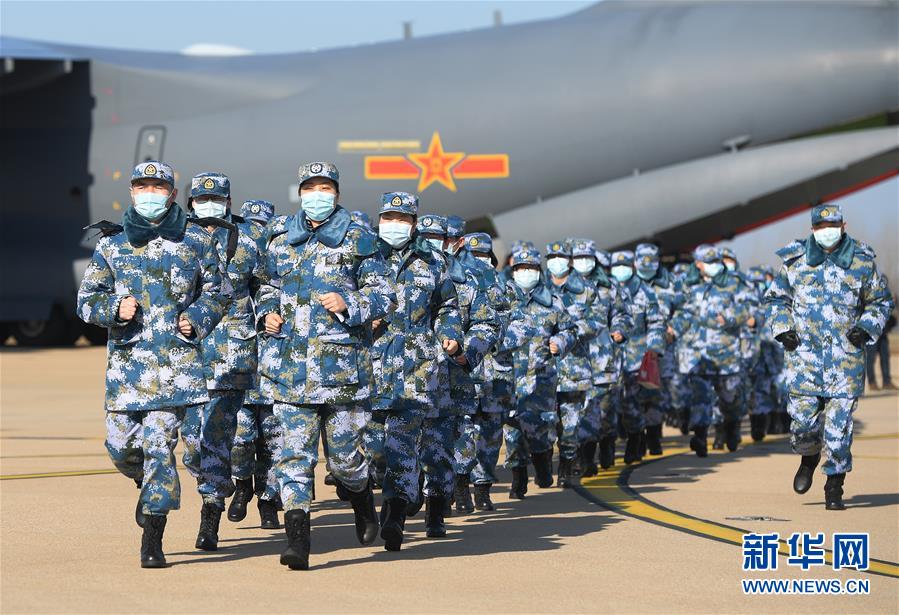 （聚焦疫情防控·圖文互動(dòng)）（9）空軍第四次向武漢大規(guī)?？者\(yùn)醫(yī)療隊(duì)員和物資