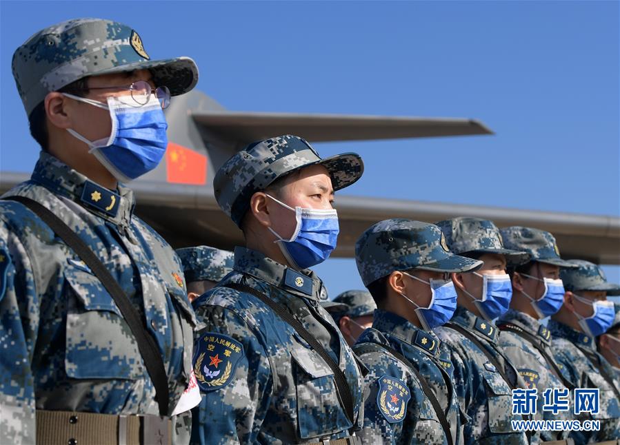 （聚焦疫情防控·圖文互動(dòng)）（10）空軍第四次向武漢大規(guī)?？者\(yùn)醫(yī)療隊(duì)員和物資