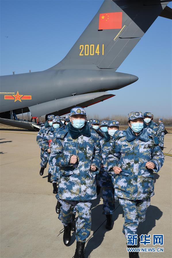 （聚焦疫情防控·圖文互動(dòng)）（14）空軍第四次向武漢大規(guī)?？者\(yùn)醫(yī)療隊(duì)員和物資
