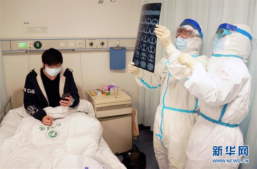 （新華全媒頭條·圖文互動(dòng)）（7）“與國(guó)家同舟，與人民共濟(jì)”——新冠肺炎重癥救治同濟(jì)醫(yī)院戰(zhàn)“疫”直擊