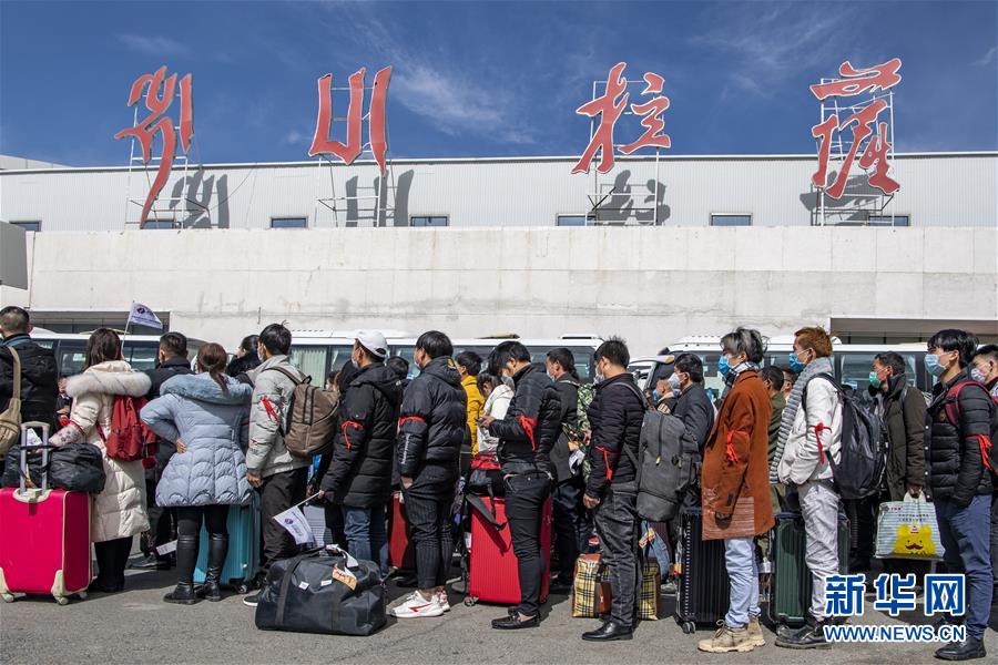 （聚焦疫情防控·圖文互動）（1）“我們也想著早日復工”——127名農(nóng)民工乘坐包機返藏復工側記