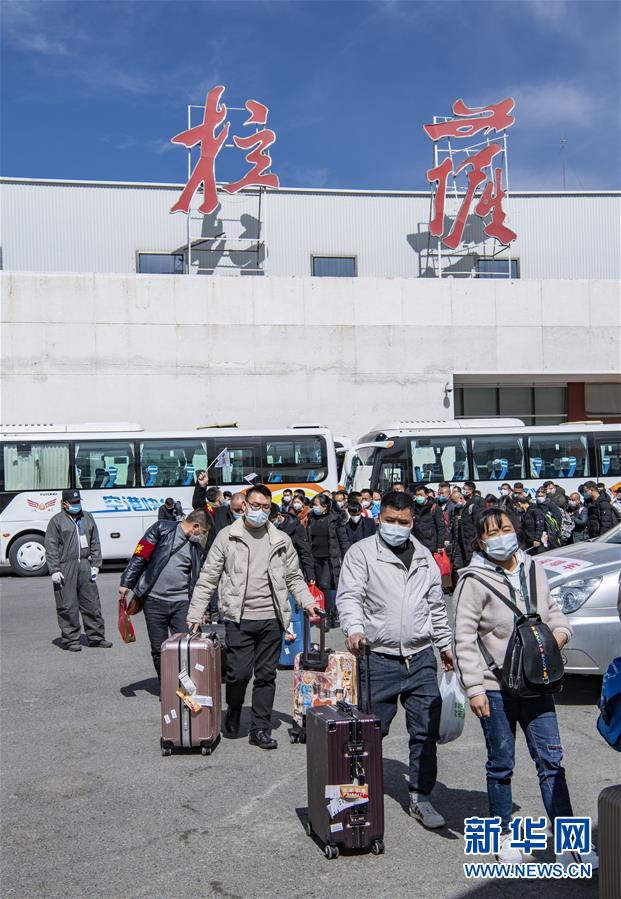 （聚焦疫情防控·圖文互動）（2）“我們也想著早日復工”——127名農(nóng)民工乘坐包機返藏復工側記