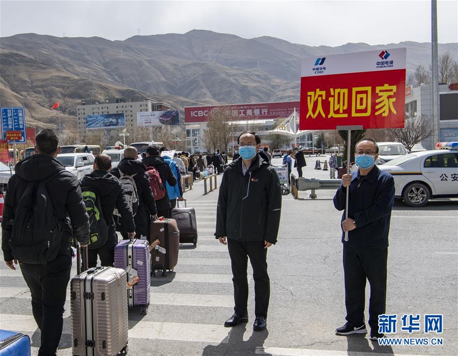 （聚焦疫情防控·圖文互動）（3）“我們也想著早日復工”——127名農(nóng)民工乘坐包機返藏復工側記