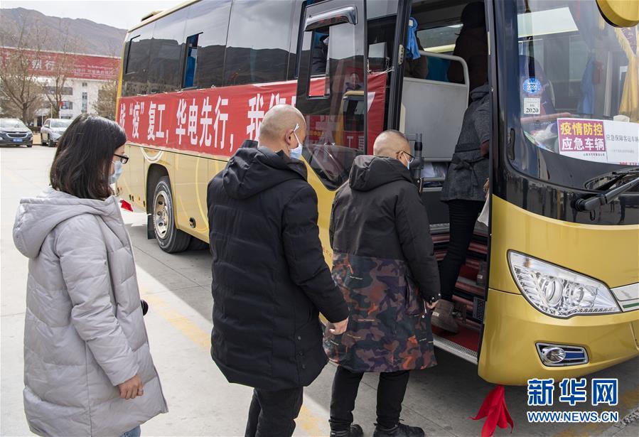 （聚焦疫情防控·圖文互動）（4）“我們也想著早日復工”——127名農(nóng)民工乘坐包機返藏復工側記