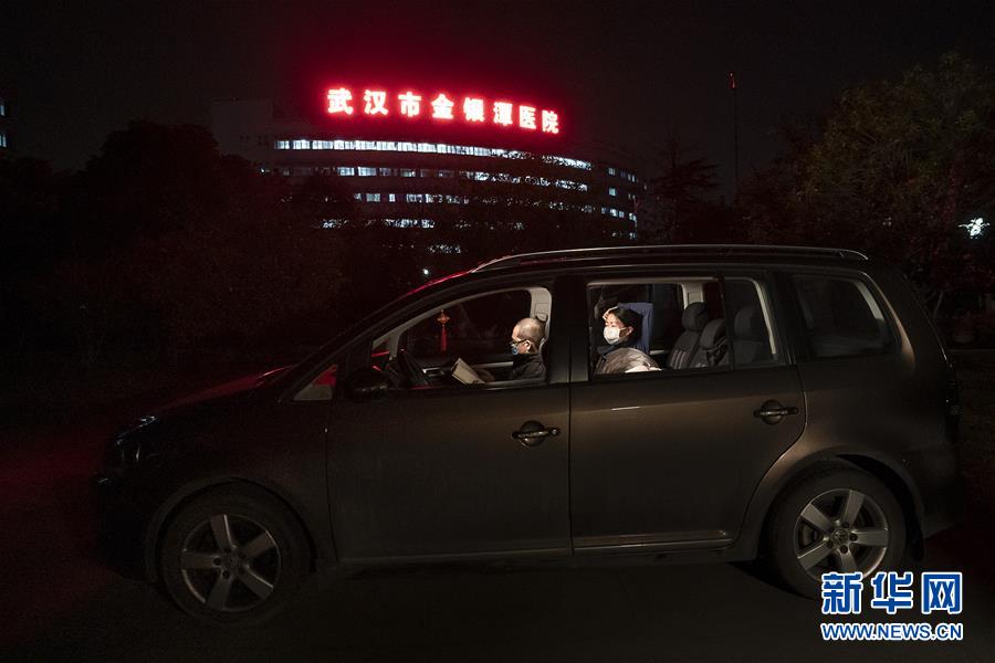 （一線抗疫群英譜·圖文互動(dòng)）（1）特寫：為節(jié)省10分鐘，這對醫(yī)護(hù)夫妻“以車為家”