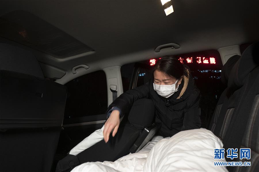 （一線抗疫群英譜·圖文互動(dòng)）（2）特寫：為節(jié)省10分鐘，這對醫(yī)護(hù)夫妻“以車為家”