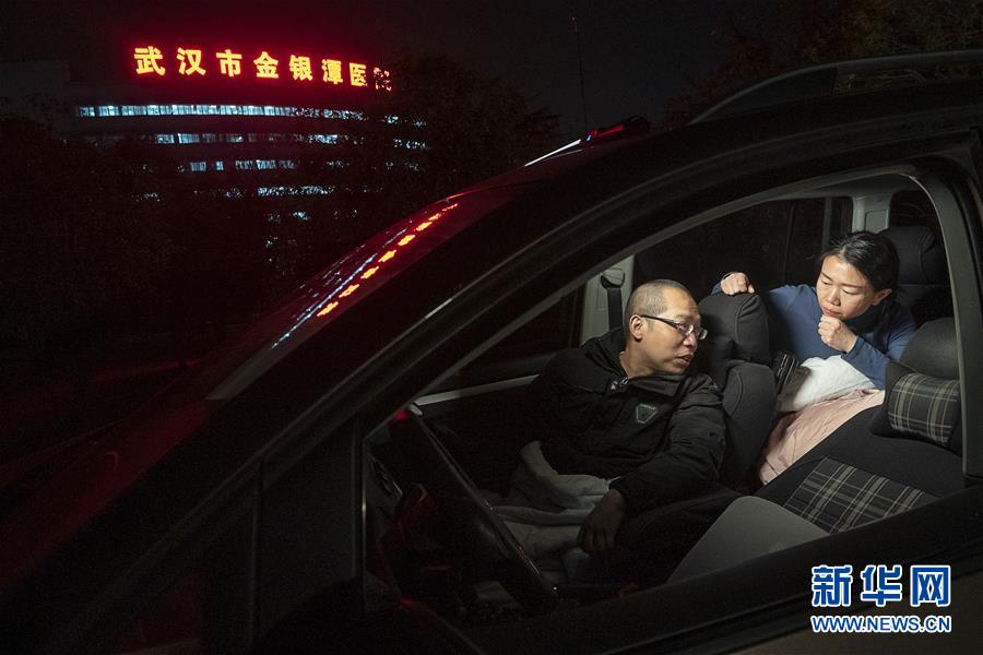 （一線抗疫群英譜·圖文互動(dòng)）（3）特寫：為節(jié)省10分鐘，這對醫(yī)護(hù)夫妻“以車為家”