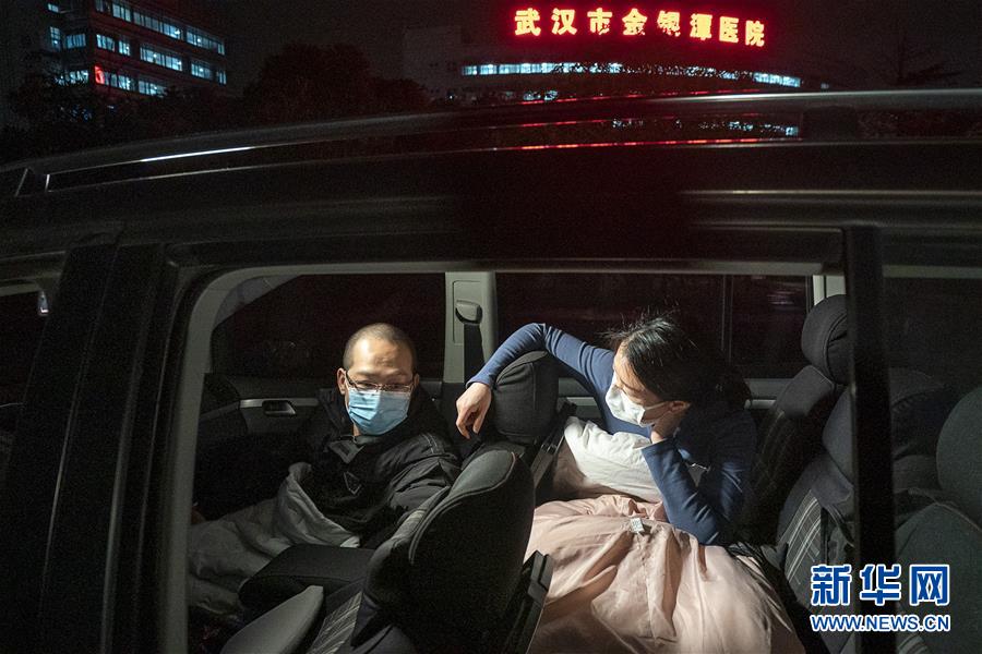 （一線抗疫群英譜·圖文互動(dòng)）（4）特寫：為節(jié)省10分鐘，這對醫(yī)護(hù)夫妻“以車為家”