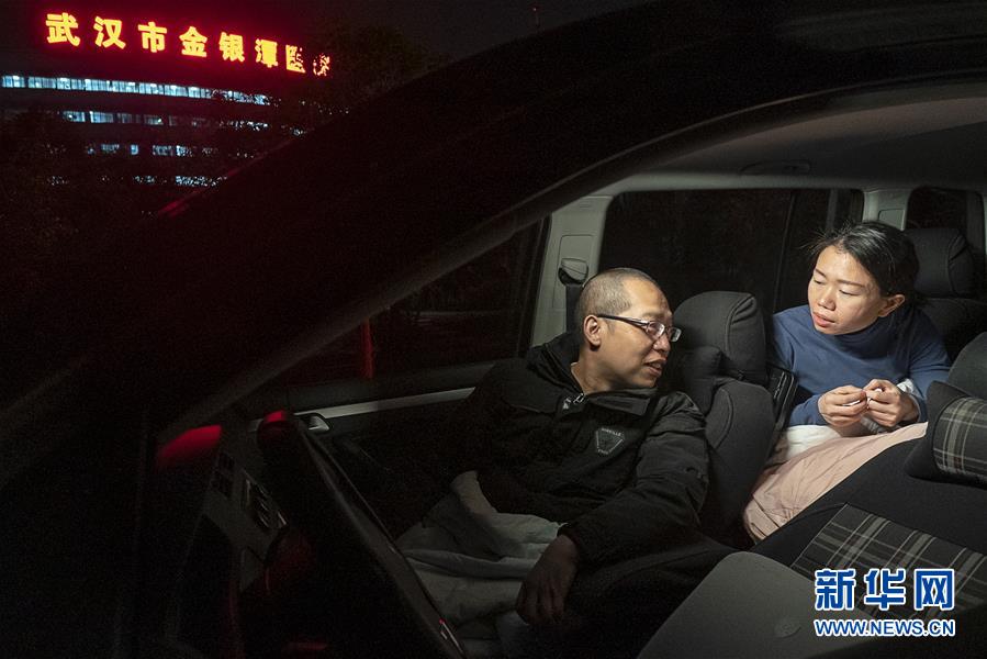 （一線抗疫群英譜·圖文互動(dòng)）（6）特寫：為節(jié)省10分鐘，這對醫(yī)護(hù)夫妻“以車為家”