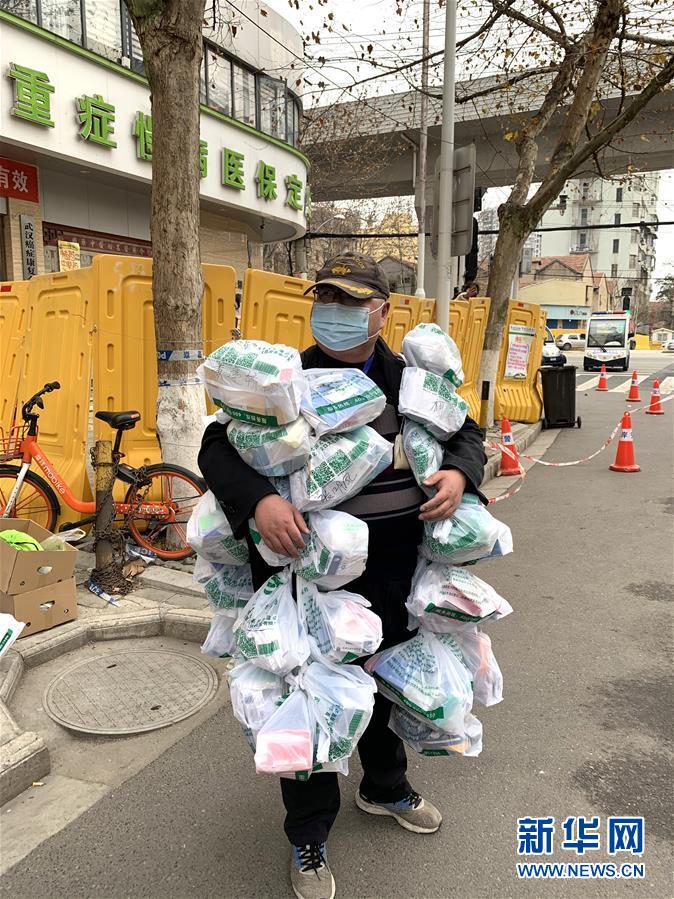 （新華全媒頭條·圖文互動）（1）守望相助，堅忍不拔——致敬武漢戰(zhàn)“疫”中千千萬萬個平凡英雄