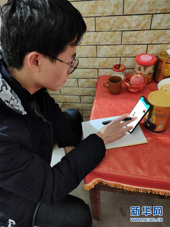 （新華網(wǎng)·圖文互動(dòng)）（1）為“逆行者”后方護(hù)航，這些大學(xué)生的假期不一般