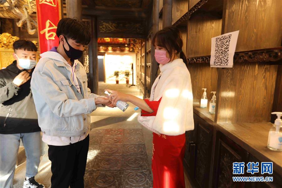 （圖文互動(dòng)）（5）特寫(xiě)：限人數(shù)、分餐吃、用公筷——偏遠(yuǎn)小城“吃飯”見(jiàn)聞