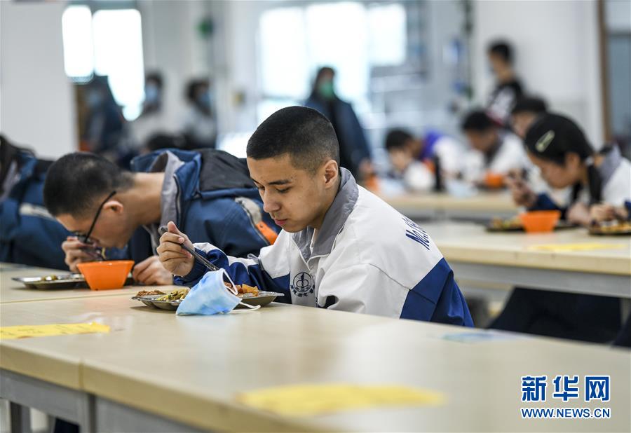 （圖文互動）（6）“早”安同學，“早”安老師！——新疆初高中畢業(yè)班復課一周回訪見聞
