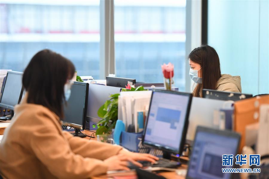 （在習(xí)近平新時(shí)代中國(guó)特色社會(huì)主義思想指引下——新時(shí)代新作為新篇章·習(xí)近平總書記關(guān)切事·圖文互動(dòng)）（6）穩(wěn)住千家萬(wàn)戶的“飯碗”——各地積極穩(wěn)就業(yè)化解疫情影響