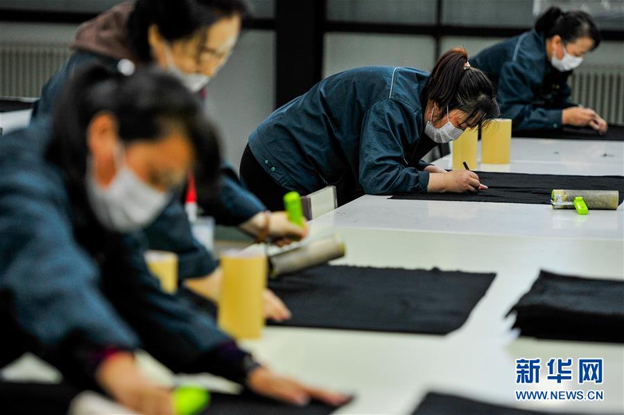 （在習(xí)近平新時(shí)代中國(guó)特色社會(huì)主義思想指引下——新時(shí)代新作為新篇章·習(xí)近平總書記關(guān)切事·圖文互動(dòng)）（7）穩(wěn)住千家萬(wàn)戶的“飯碗”——各地積極穩(wěn)就業(yè)化解疫情影響
