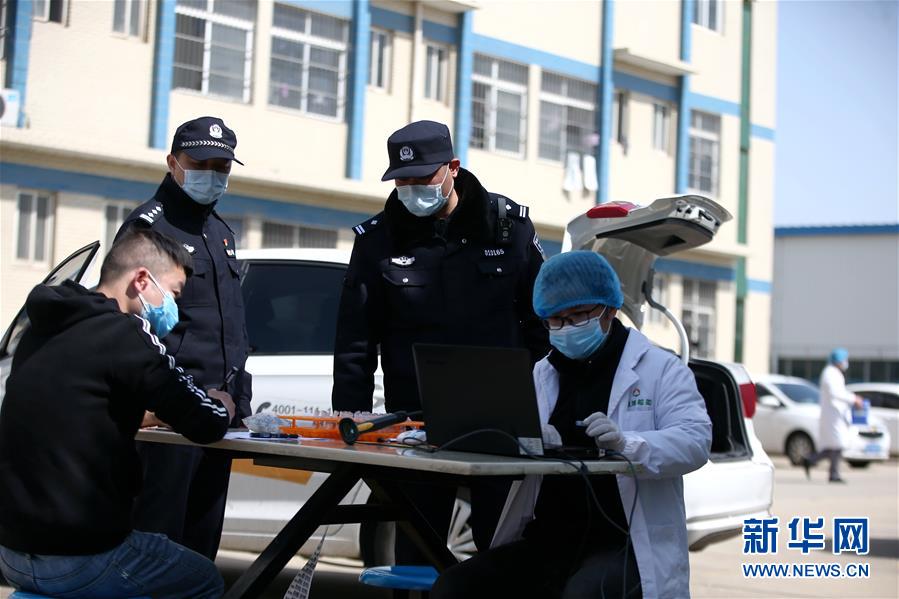 （習近平致敬的戰(zhàn)“疫”英雄·公安干警篇·圖文互動）（3）他們，抗疫一線鑄警魂