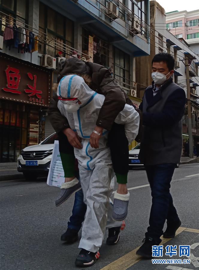 （習近平致敬的戰(zhàn)“疫”英雄·公安干警篇·圖文互動）（4）他們，抗疫一線鑄警魂