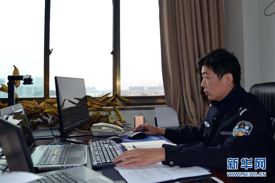 （習近平致敬的戰(zhàn)“疫”英雄·公安干警篇·圖文互動）（8）他們，抗疫一線鑄警魂