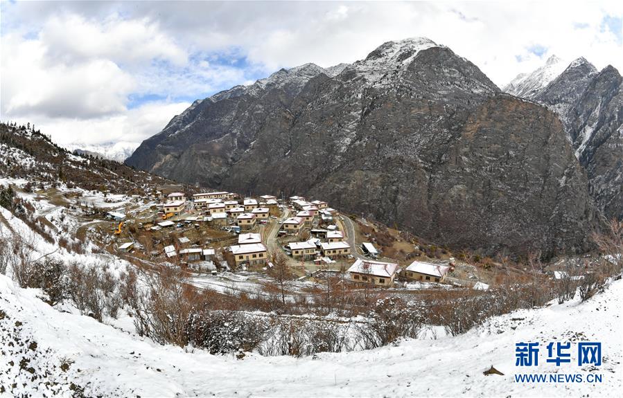 (新華全媒頭條·圖文互動(dòng))(1)一面國旗與三代人的守望——記西藏林芝市西日卡村的“紅色”傳承