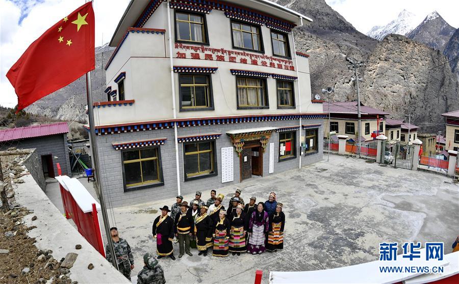 (新華全媒頭條·圖文互動(dòng))(8)一面國旗與三代人的守望——記西藏林芝市西日卡村的“紅色”傳承