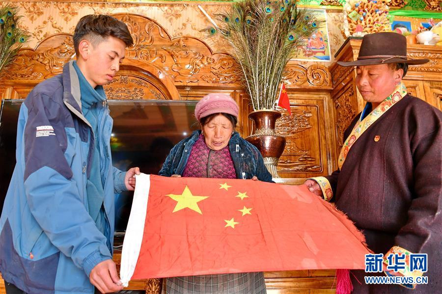 (新華全媒頭條·圖文互動(dòng))(4)一面國旗與三代人的守望——記西藏林芝市西日卡村的“紅色”傳承